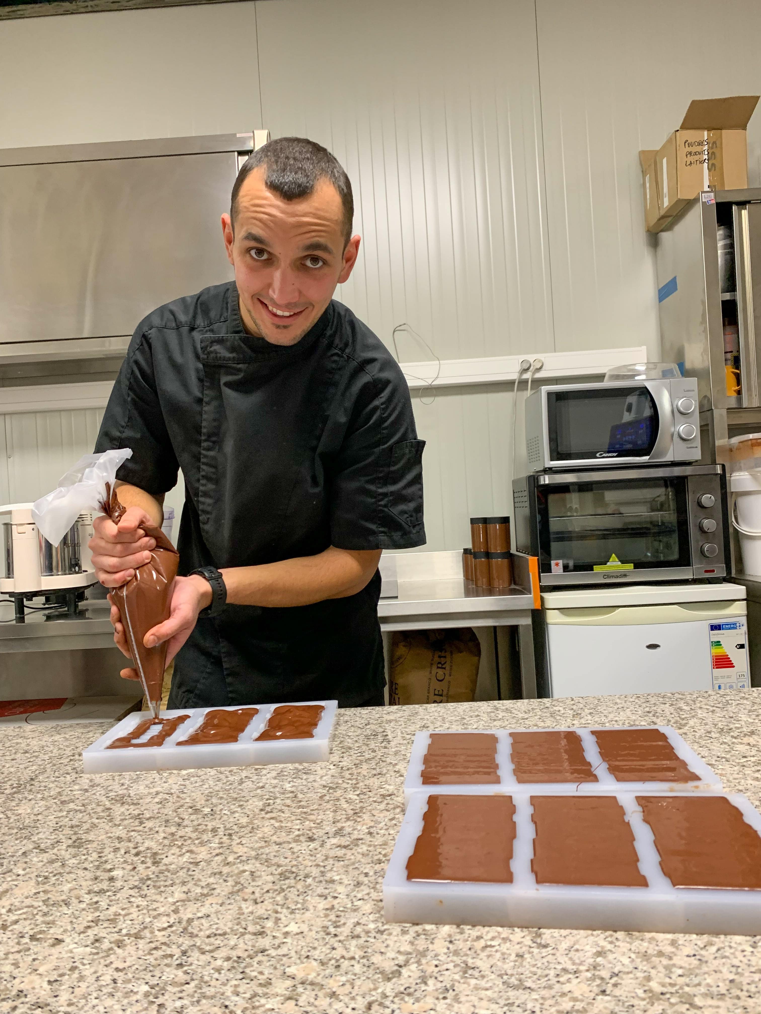 Moulage à la douille  de nos tablettes de chocolat bean to bar 